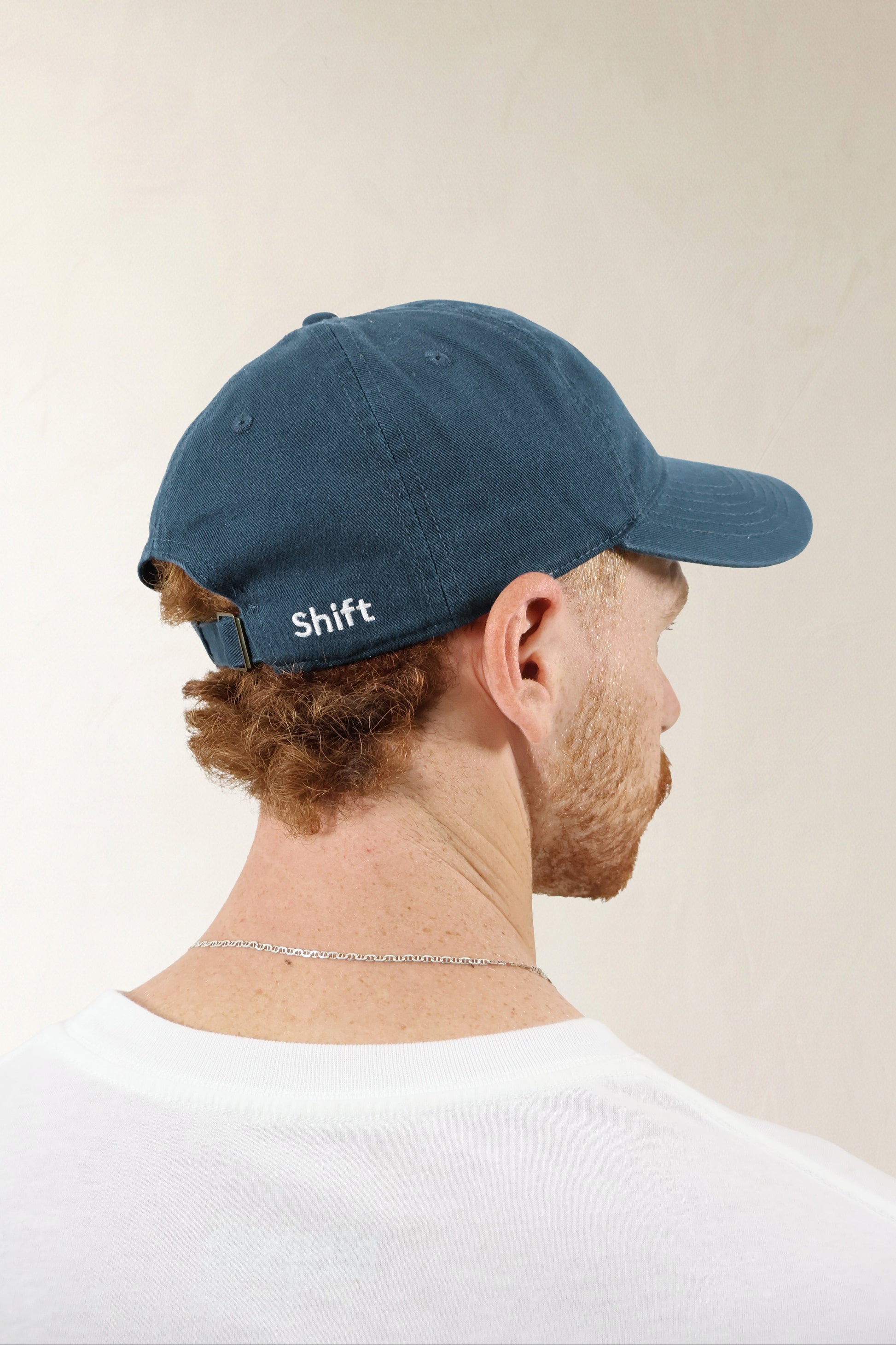 גבר חובש כובע מצחייה Shift כחול של Hatitude