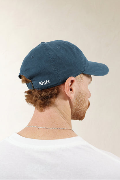 גבר חובש כובע מצחייה Shift כחול של Hatitude